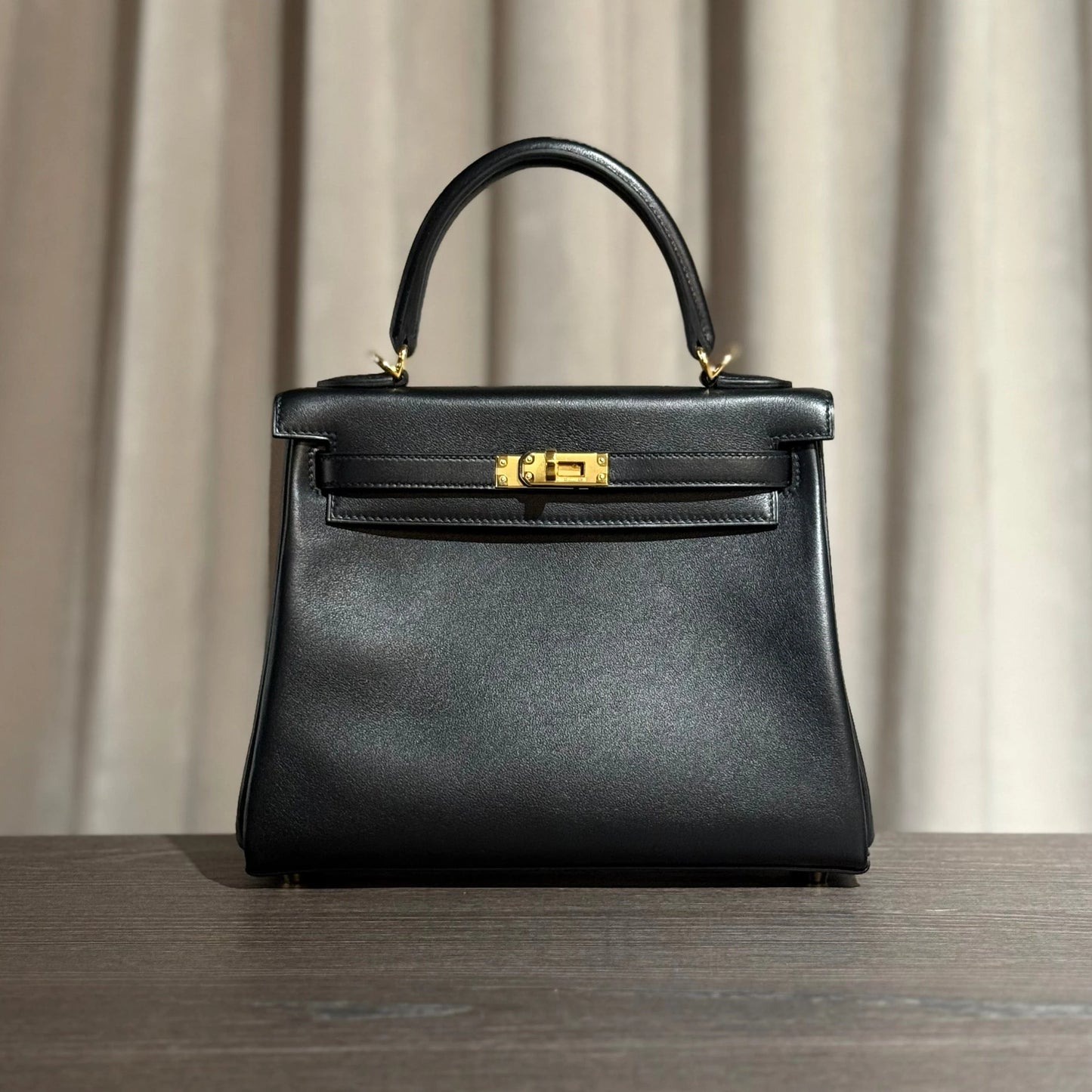 Hermès Noir Kelly Retourne 25 Swift Gold Hardware